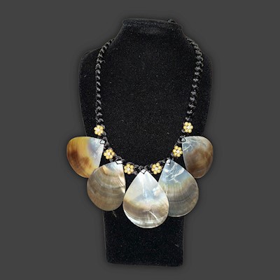 Teardrop Mother of Pearl Necklace                                          
